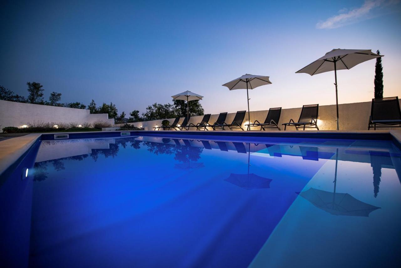 Royal Promons - Heated Pool Villa Stari Grad Kültér fotó